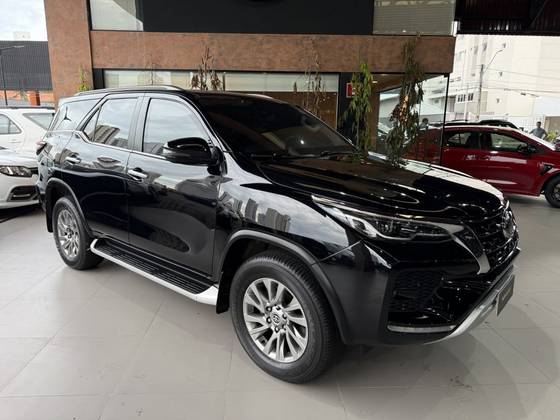 TOYOTA HILUX SW4 2.8 D-4D TURBO DIESEL SRX 7L 4X4 AUTOMÁTICO
